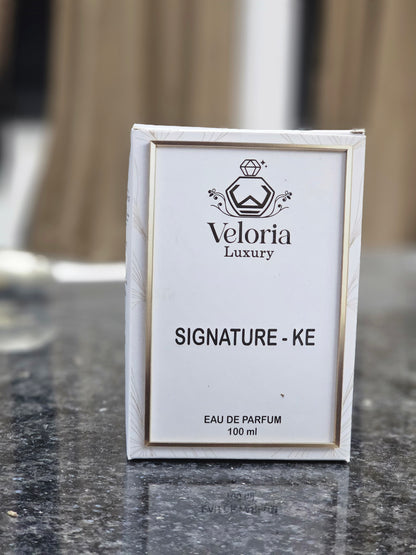 ‘SIGNATURE - KE’ BY ‘veloria luxury’ is a fresh fragrance designed for Men and Women. The scent opens with fresh, sweet notes of floral and fruity, citrus and woody.