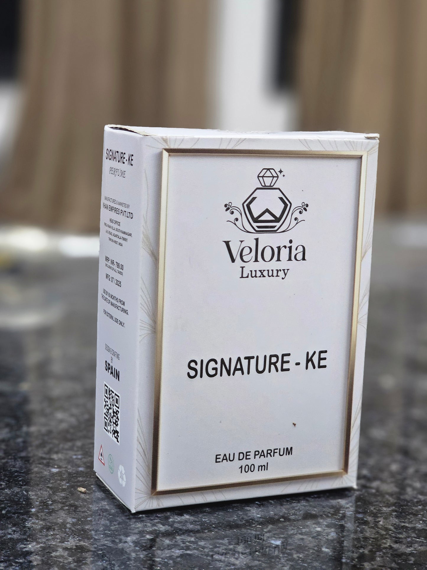 ‘SIGNATURE - KE’ BY ‘veloria luxury’ is a fresh fragrance designed for Men and Women. The scent opens with fresh, sweet notes of floral and fruity, citrus and woody.