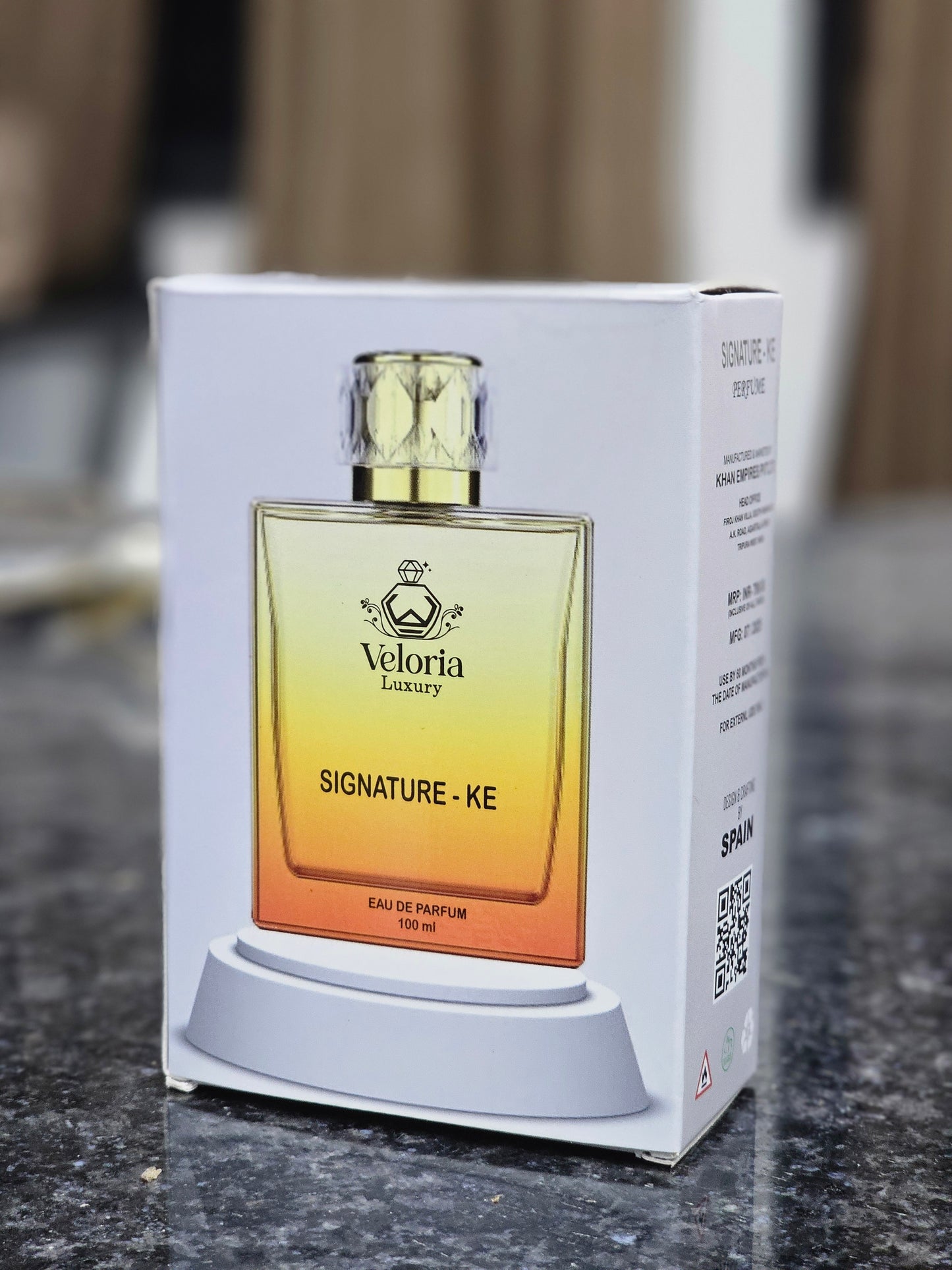 ‘SIGNATURE - KE’ BY ‘veloria luxury’ is a fresh fragrance designed for Men and Women. The scent opens with fresh, sweet notes of floral and fruity, citrus and woody.