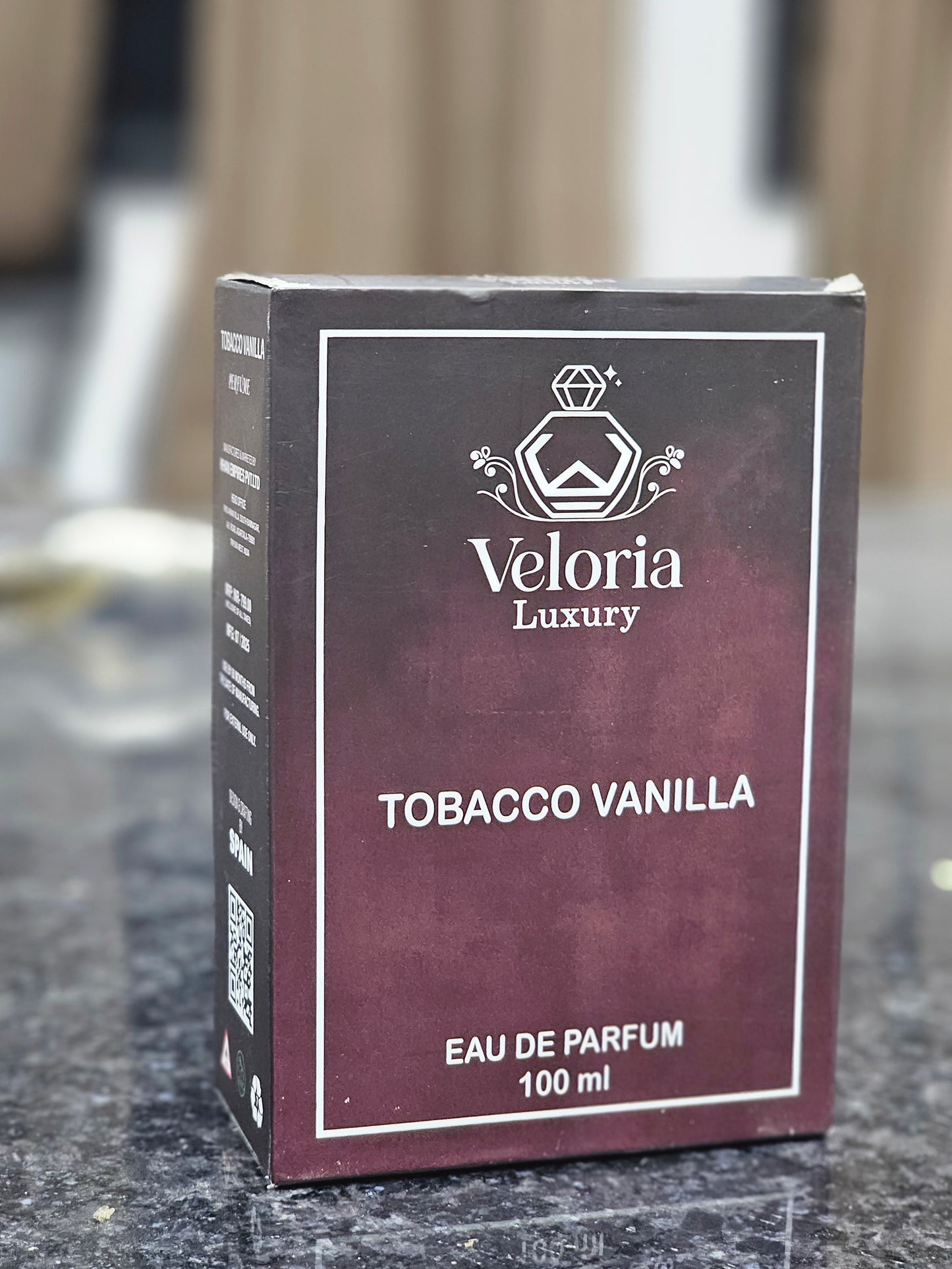 ‘TOBACCO VANILLA’ by ‘VELORIA LUXURY’ is an opulent, warm and iconic fragrance.It blends the Rich smoky notes of Tonacco leaf with the sweet, creamy essence of vanilla. The fragrance  features spicy notes.